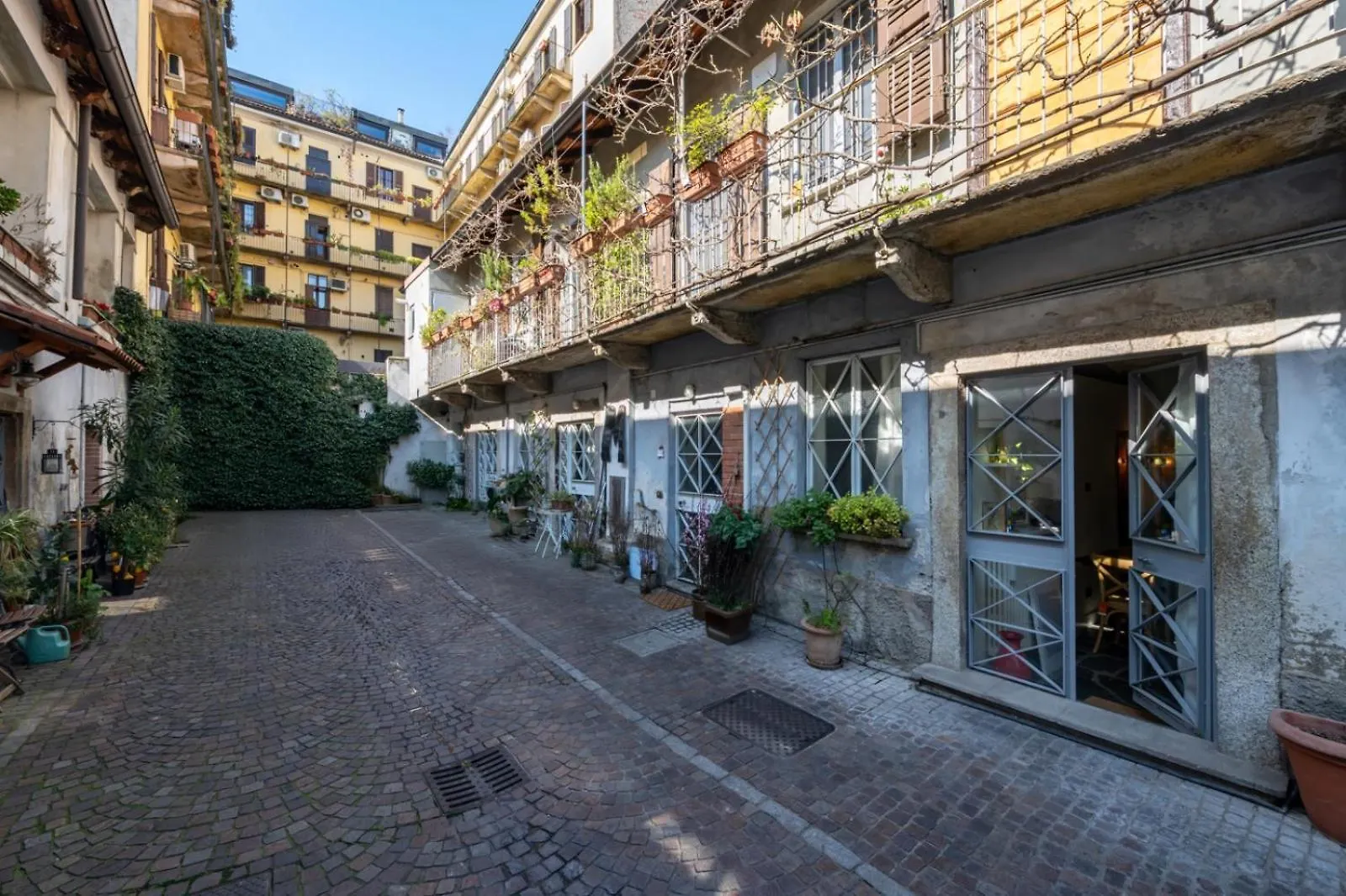 Apartament Navigli Authentic Charm In A Historic Milan Home